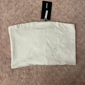 Tubtopp, oanvänd  - En tubtopp från Weekday, storlek S. Helt oanvänd! Hör av er vid frågor💋