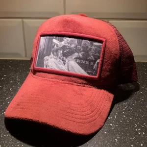 Keps från EMILIO PENDENZA - Säljer nu min parrucchiere velvet keps från EMILIO PENDENZA. Sparsamt använd.