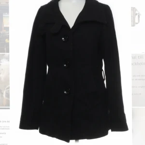 Kort kappa - Så snygg kort kappa!! Säljs då den är något tajt i armarna 🫶🏼(vid intresse kan bilder skickas) 400+frakt 🤍