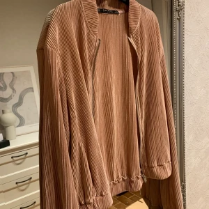 Kofta/tröja - Använd fåtal gånger. 