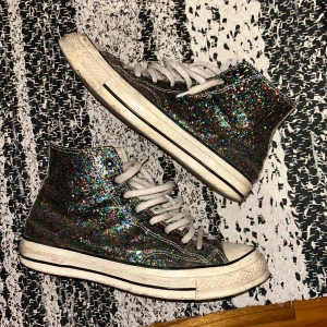 jw anderson converse 2017 - letar byte på mina jw anderson converse som är ganska slitna, storlek 42,5, tyvär ingen box eller dom färgglada snörena men kan fixa rep box. kan även sälja men hällst byte.