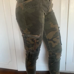 Zara tight cargo  - Använda 