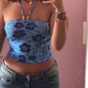 BLÅ Y2K TOPP - Hallåj’ säljer denna skit snygga toppen med y2k o early 2000s vibe😫 Skit snygg med pärlor högst upp vid banden! Storlek S/XS. (Tips, styla med lågmidjade eller baggy pants och massor av smycken!!) Hör av er!❤️