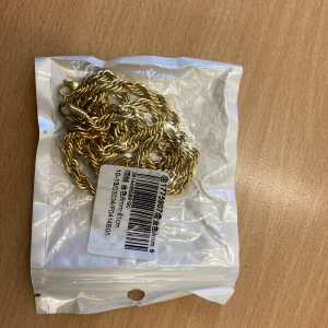 Guld Kedja  - Hej, säljer denna guldkedja och den är 6mm, 61 cm. Helt oanvänd och har kvitto. Pris kan diskutera 
