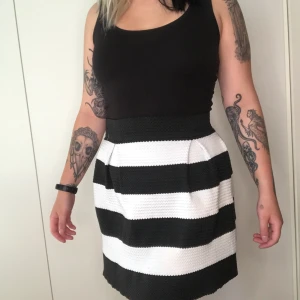 Randig kjol  - Randig kjol i stretchigt material Köpt second hand men sen aldrig använd i bra skick!  Kan mötas upp i Stockholm annars står köparen för frakt 