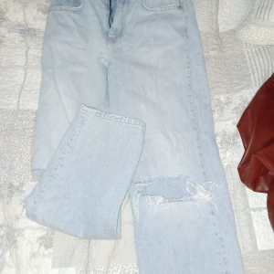 Gina tricot jeans - Storlek 36. Vädligt skpna mem dom är alldeles för stora på mig. Mer bilder och info i pm. Köparen betalar för frakten 💕