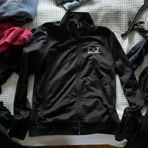 EA7 tröja  - En svart tröja med vittmärke från EA7 (emporio Armani) storlek M. Den är i fint skick men passar inte mig