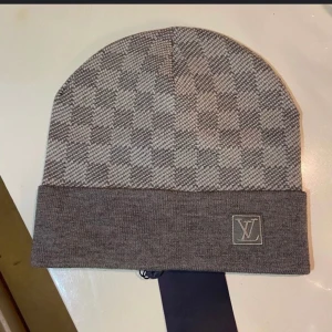 Lv mössa - Finns inne en lv mössa äkta har box och kvittto och alting man ska ha när man får den 