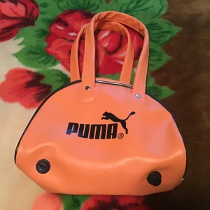 Skitsnygg Puma väska  - FRAKT: 45kr = 145kr  (pris kan diskuteras vid snabbt köp!)    -det svarta gör så att väskan håller sig uppe!