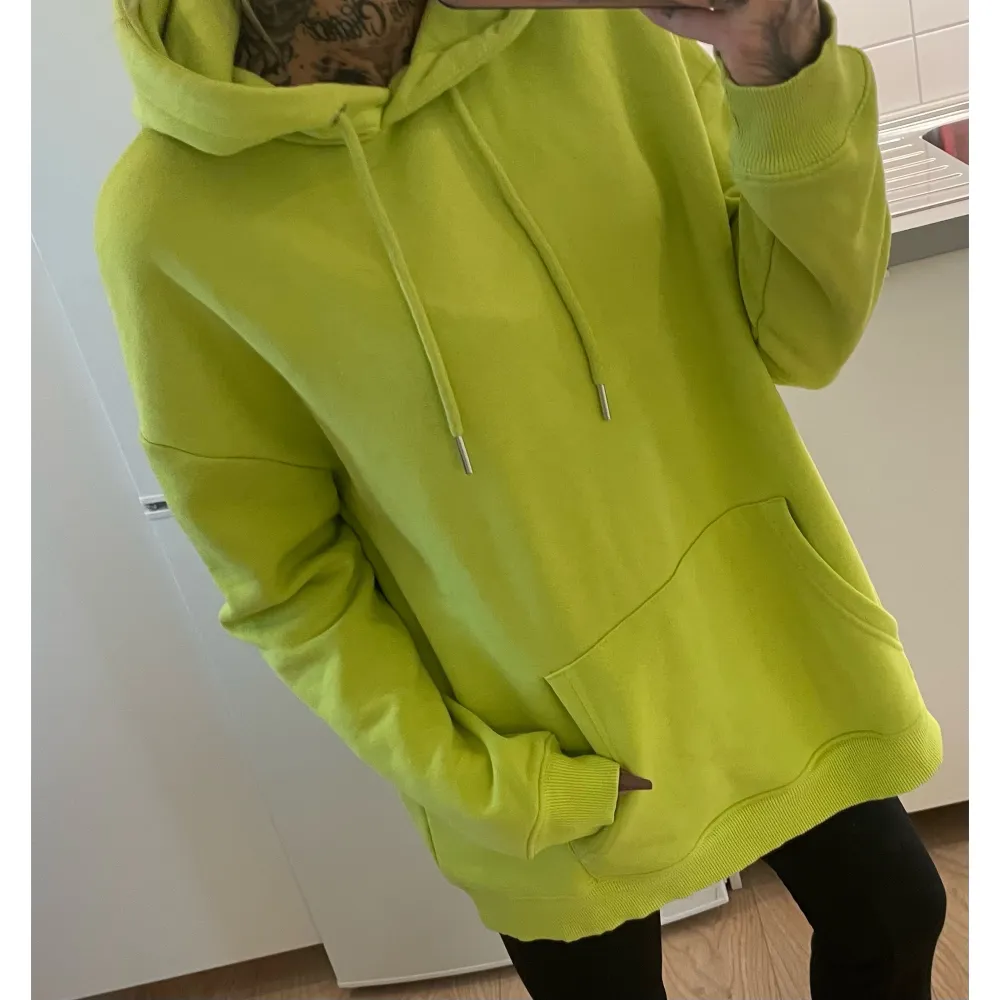 Neongrön hoodie från Nelly i storlek XS.. Hoodies.