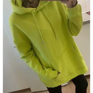 Neongrön hoodie från Nelly i storlek XS.