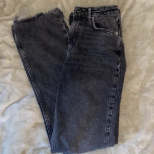 Jeans - Säljer dessa jätte fina svarta jeans med 1 hål på ena benet från Gina tricot ❤️ använda ett fåtal gånger och har inte kommit till användning, köpta för ungefär 499-599 ❤️ helt slutsålda 💕 om man undrar något så är de bara att fråga i privat💕 frakt tillkommer 💝