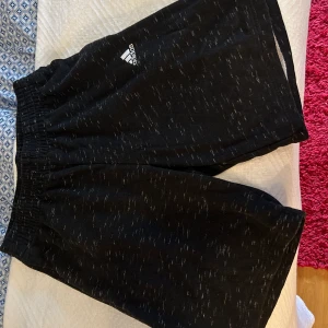 Adidas shorts  - Adidas shorts i storlek L men passar även dig som bär M Dom är i mycket gott skick  Hämtas i Eskilstuna eller skickas mot att köpare står för frakten 