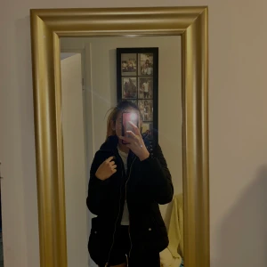 Jacka 🧥  - Jag köpte den ganska länge sen, fortfarande bra kvalitet o passa bra på vintern:)  Kontakta mig gärna om priset eller flera bilderna