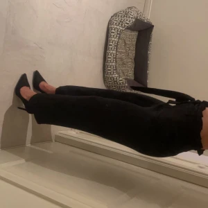 Kostymbyxor  - Ett par kostymbyxor från river island. Haft dom i garderoben därav inget minne av hur många gånger ja använt dessa eller vad jag köpte dom för. I storlek 34 och säljer för 200. 