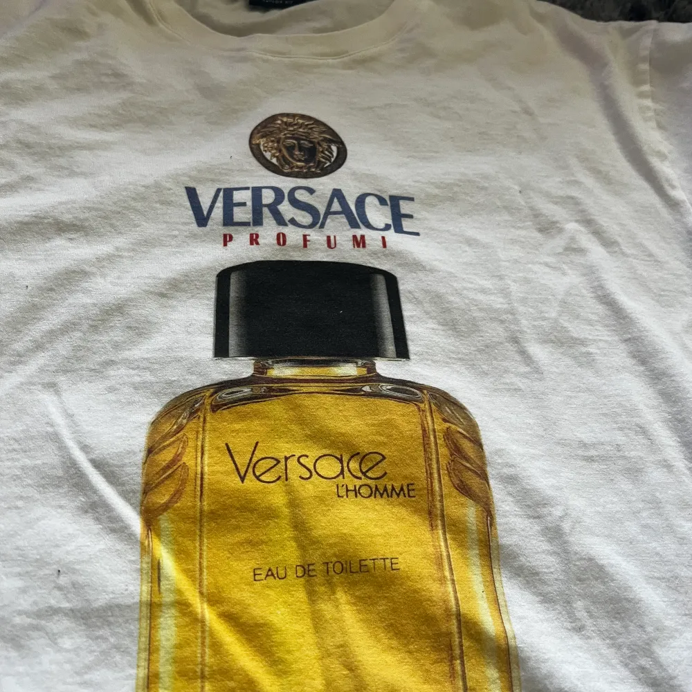 Versace TShirt  Nypris:4,5k  Köpt i Italien  Pm för fler frågor . T-shirts.