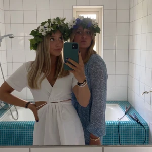 Studentklänning - Säljer denna superfina vita klänning från Zara! Perfekt till studenten eller midsommar🌸Skicka meddelande vid intresse/frågor🤍
