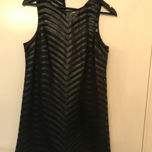 Guess - Jättefin ärmlös klänning/tunika från Guess i mesh och PU. Tyvärr för stor för mej. Aldrig använd. Stl M(6). Frakt betalas av köparen.