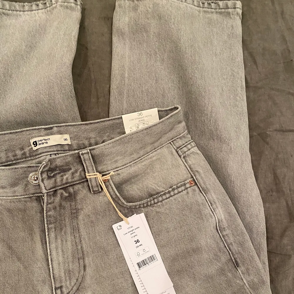 Säljer dessa HELT oanvända low waist jeansen från Gina med prislapp och allt kvar. Säljer pga att ja har dem i annan stl. Köparen står för frakten💖! . Jeans & Byxor.