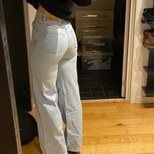 Junkyard jeans - Jeans från Junkyard, W26 (jag är 166cm lång). Några fläckar längst ned, se sista bild💙