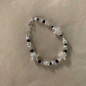 mae: star girl - jätte fint armband med stjärnor, ca 15 cm lång.  pris diskuteras tillsammans + 13kr frakt ✮