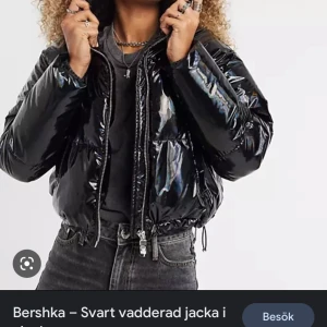 Glansig jacka bershka - Säljer denna glansiga jackan från Bershka, den är näst intill helt oanvänd utan några defekter. I storlek XS❣️❣️Skriv till mig om nån vill ha fler bilder eller annat!!
