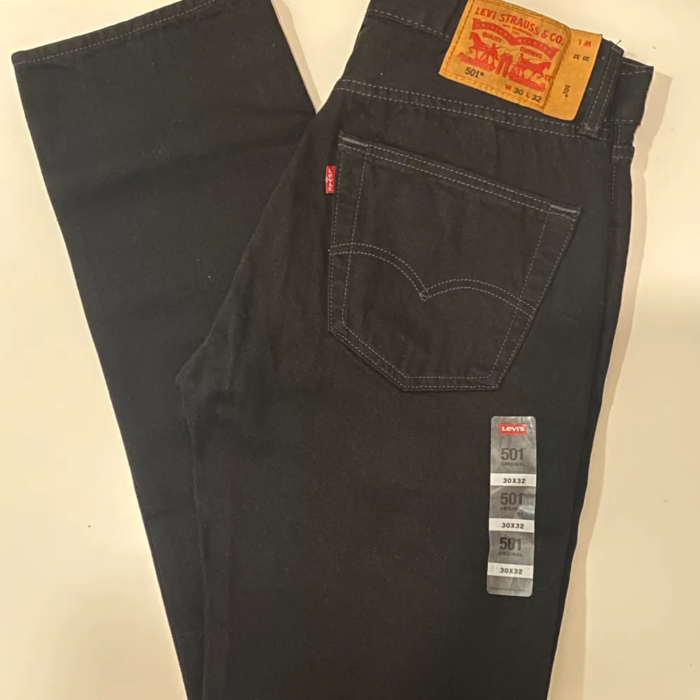 Levi’s 501 Svarta jeans i NYSKICK med lappar på! Straight Fit. 100% Bomull. 30W x 32L. Jeans & Byxor.