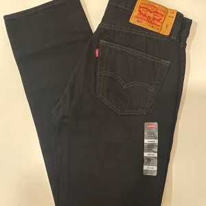 Levi’s 501 Jeans (NYSKICK) - Levi’s 501 Svarta jeans i NYSKICK med lappar på! Straight Fit. 100% Bomull. 30W x 32L