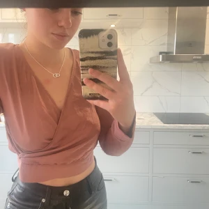 Blus - Långärmad blus från H&M med knytning och öppning i ryggen. Satin i materialet 