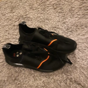 Adidas NMD r1 - Har används runt 5 gånger annars är de i perfekt skick, Storlek 43