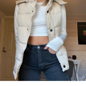 Stradivarius  - Jag säljer min beige väst! 🍁🤎Den har en huva som även kan tas av perfekt för outum och vinter ✨🔥.Den är i perfekt skick!!. Storleken är inte heller listad, men jag skulle säga att det är S/M. Skriv för fler frågor ☺️📱💯