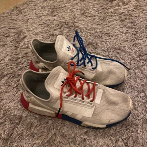 Adidas nmd r1 -  lite smutsig, annars är de i perfekt skick, Storlek 45