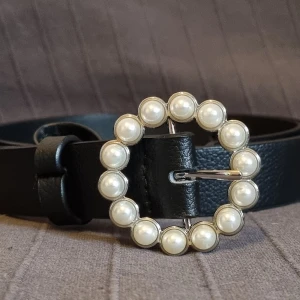 2-pack bälten pärlor och hjärta - Två smala bälten. En med pärlor och en formad som ett hjärta. I princip oanvända. Frakt inräknat i priset.