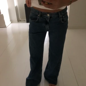 Jeans  - Säljer mina svinsnygga!!! Lågmidjade jeans ifrån mango. Fick dom i födelsedagspresent men är tyvärr lite för långa och vida för min smak💕💕aldrig användna förutom hemma (avklippta så de passar 162 ungefär 