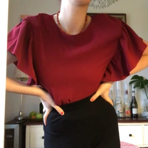 Vinröd topp - Säljer denna tjusiga topp från Carin Wester i vinrött!💃🌶🍷Jättefin till kjol t.ex. 