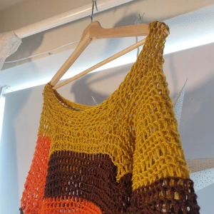 Virkad tröja  - Egengjord virkad tröja. Inte stickigt garn stora öglor halvlånga armar. 