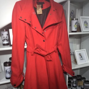 Kappa från asos, vinröd - Klarröd kappa från asos. Perfekt för hösten. 