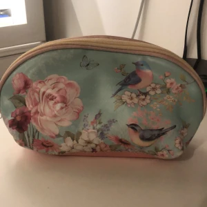 Necessär - Fin oanvänd necessär. Köparen står för frakten!💕