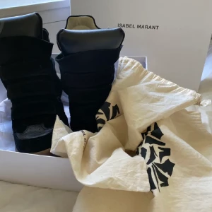 Isabel marant  - Sjukt fina marant skor, har kvitto kvar, endast använda 4 gånger o har själv srl 38 o dom sitter jättebra💞 (ganska små i strl)