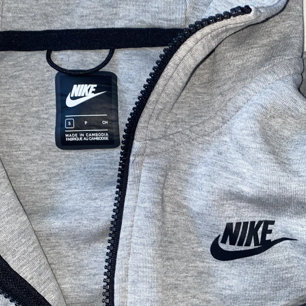 Grå Nike tech fleece helt ny, storlek S. Aldrig använt. Jätte skön funkar för tjejer och killar. Nu köpt 1200 säljer för 850. Tröjor & Koftor.