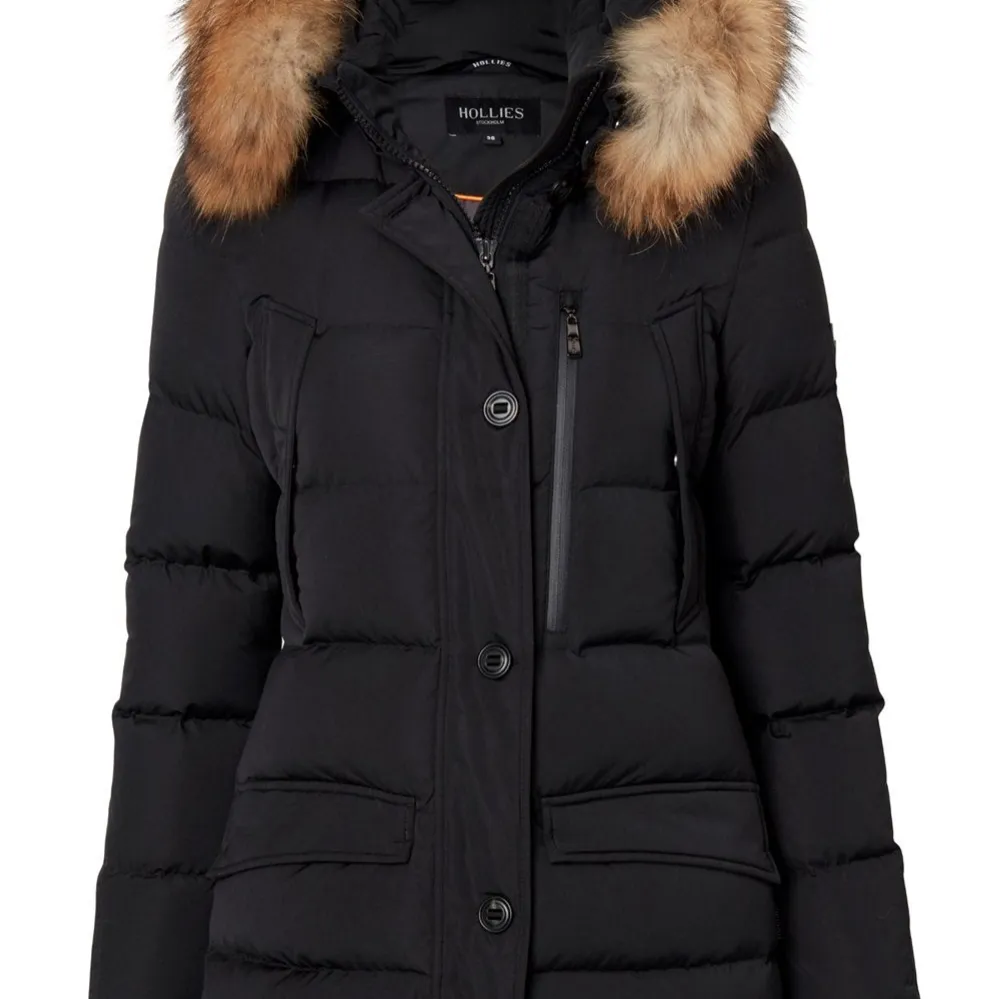 Hollies snow bird jacket som inte finns att köpa länge. Jätte varm och skön till vintern. Avtagbar päls och luva. Köpt för 4000kr🤎Kan gå ner i pris vid snabb affär. Jackor.