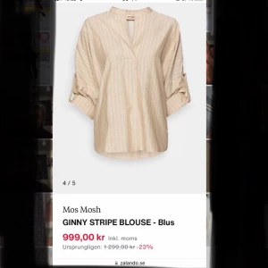 Ny Mos Mosh Ginny blus - Säljer en helt ny Mos Mosh ginny blus. Lappen kvar. Lite guldglitter i ränderna. Kan skicka fler bilder vid intresse.  Late Moss märke.  Stor i storleken. M, passar även L-XL Nypris 1399, nu på zalandorea 999kr 350kr, ev frakt tillkommer. 