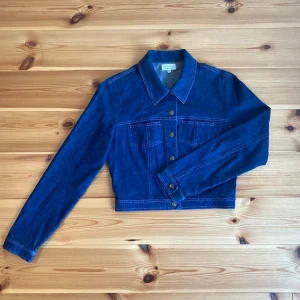 Snygg jeansjacka  - Jeansjacka från Hennes collection, dvs vintage H&M. Blå i färgen med rosa toppstygn, gjord i bomull. I bra skick, knappt använd. Möts i Uppsala eller postar (Sampostar absolut) 🥰