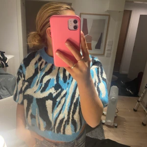Cool mönstrad stickad tröja  - Nyskick från zara! Lite croppad! Storlek s, 175kr! 