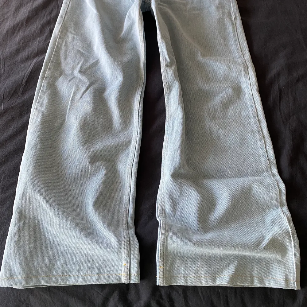 Jeans från Junkyard i ”wide fit” med låg/medellåg midja. Storlek 27💫💫. Jeans & Byxor.