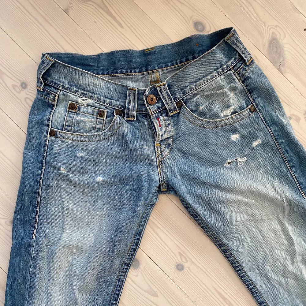 Lågmidjade replay jeans köpta secondhand, har slitningar längst ned då jag har trampat på dom lite skriv privat för fler bilder . Jeans & Byxor.