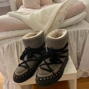 Inuikii storlek 41  - Säljer mina inuikii från föra säsongen. Mycket bra skick, använda ett fåtal gånger.  Nypris: 3600kr Mitt pris: 1500 kr