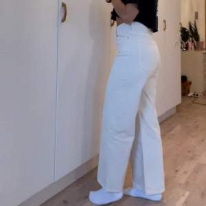 Ett par jeans från Gina tricot. För referens är jag 163 cm. Ingen stretch och raka i modellen. Använda några gånger men i mycket bra skick. Vill ha en ny ägare!! 💕 