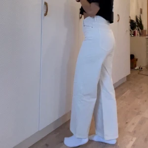 Ljusa jeans storlek 38 - Ett par jeans från Gina tricot. För referens är jag 163 cm. Ingen stretch och raka i modellen. Använda några gånger men i mycket bra skick. Vill ha en ny ägare!! 💕 
