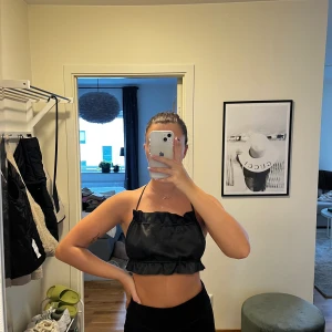 NaKd storlek 36 - Fin oanvänd fest topp. Silkesliknande material, med öppen rygg. Frakt inkluderat i priset!